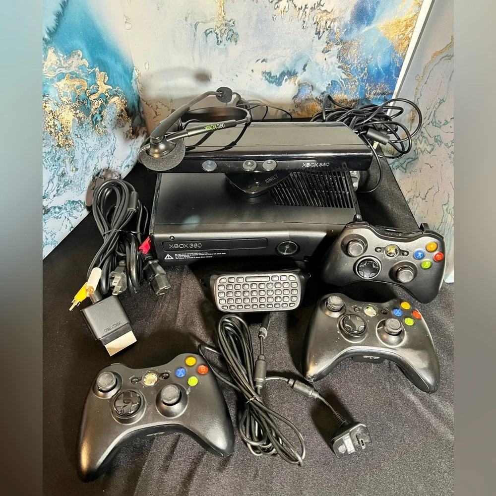 Xbox 360 S Slim 1439 Console with Accessories No Hard Drive TESTED
